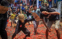 24h qua ảnh: Người dân tham gia cuộc chiến cà chua ở Indonesia