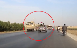 Khoảnh khắc trớ trêu khi đoàn xe quân đội Mỹ - Syria chạm mặt nhau trên đường dẫn vào Kobani