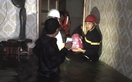 Giải cứu thiếu phụ và bé 18 tháng tuổi kẹt trong căn nhà ngập nước