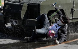 24h qua ảnh: Người biểu tình mắc kẹt trên phương tiện bọc thép cảnh sát