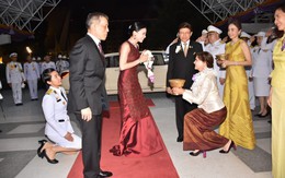 Xuất hiện sau sóng gió hậu cung, Hoàng hậu Thái Lan tươi cười rạng rỡ khi tham dự sự kiện cùng chồng