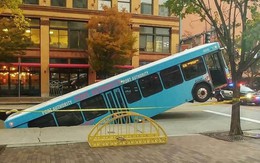 24h qua ảnh: Xe bus rơi xuống hố tử thần trên đường phố Mỹ