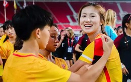 Hy hữu: Nữ cầu thủ Trung Quốc bị cấm thi đấu 6 tháng vì…dùng son môi