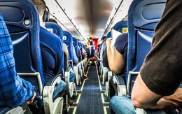 Hành khách máy bay 'choáng' vì bàn chân vô duyên của người ngồi cạnh