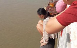 Hà Nội: Kịp thời can ngăn người phụ nữ bỏ lại con trèo qua lan can cầu Chương Dương định tự tử