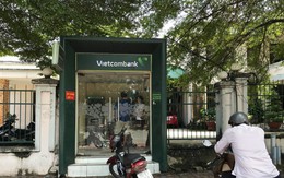 Cô gái 18 tuổi rút tiền ở trụ ATM ngân hàng Vietcombank bị kề dao cướp