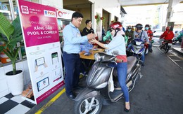 Đổ xăng được Momo hoàn tiền tối đa 30.000 đồng, tài xế công nghệ xếp hàng dài chờ thanh toán