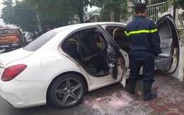 Xế sang Mercedes bốc cháy trên đường Hà Nội, cảnh sát đến dập lửa không thấy chủ nhân đâu