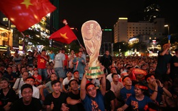 Cờ bay phần phật, mẹ Tiến Linh khóc òa và Sài thành vỡ òa niềm vui mang tên World Cup