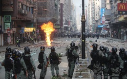 Hồng Kông giữa hỗn loạn: Đầu não cảnh sát đón viên tướng "cứng rắn", súng trường hiếm hoi xuất hiện