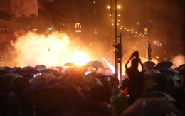 Hồng Kông: Hàng nghìn người ra đường đối đầu cảnh sát giữa đêm, tiếp ứng 100 người cuối cùng cố thủ ở trường học