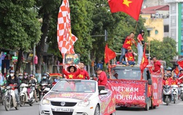 Cổ động viên Việt Nam "nhuộm đỏ" phố phường Thủ đô trước giờ bóng lăn