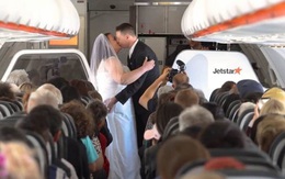 Cặp đôi tổ chức lễ cưới khi máy bay đạt 11.000 mét, hành khách reo hò chúc mừng
