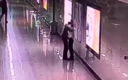 Không muốn con gái sợ hãi, bà mẹ ôm mặt khóc một mình ngoài ga tàu và hành xử cảm động của nữ nhân viên