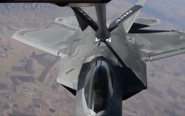 KC-135 Stratotanker tiếp nhiên liệu cho F-22 Raptor trên bầu trời Iraq