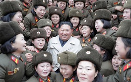 Các nữ quân nhân Triều Tiên khóc như mưa khi Chủ tịch Kim Jong Un tới thăm