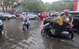 [Video] Triều cường đạt đỉnh, người Sài Gòn chật vật chiến đấu với "biển nước"