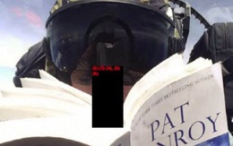 Phi công Mỹ chụp ảnh selfie, đọc sách khi đang lái máy bay chiến đấu