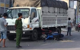 Bị cướp giật điện thoại, 2 cha con ngã xuống đường bị xe tải tông trúng ở Sài Gòn