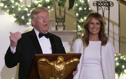 Bà Melania rạng ngời trong chiếc váy 4.000 USD, tay trong tay cùng ông Trump dự sự kiện mừng Giáng sinh