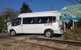 Cố băng qua đường sắt, ô tô 16 chỗ bị tàu hỏa tông, ít nhất 5 người bị thương