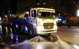 Hà Nội bắt đầu cho xe ô tô phun nước rửa đường phố sau 3 năm gián đoạn