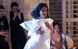 Chân dài mặc gợi cảm, ôm gối bỏ chạy trong show diễn thời trang độc đáo của NTK Li Lam