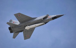 MiG-31 mang tên lửa Kinzhal "trấn yểm" biên ải Nga: Kẻ thù hãy tránh xa!