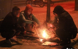 Người dân Hà Nội co ro đốt lửa sưởi ấm trong tiết trời mưa phùn gió rét cuối năm