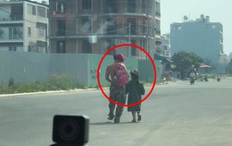 Người đàn ông dắt con gái ngoài đường, chỉ một hành động đã khiến tất cả rưng rưng