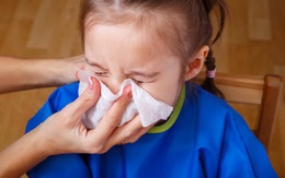 Sai lầm tai hại của cha mẹ khiến cho trẻ "bệnh chồng bệnh" từ việc dùng khăn lau mũi