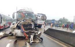 Container húc văng xe tải sang làn ngược chiều, Quốc lộ 1A tắc nghẽn nhiều giờ