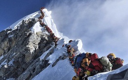 Giấc mơ bị bỏ lại giữa sợ hãi tột cùng, hỗn loạn trên đỉnh Everest kẹt cứng người