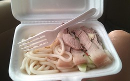 Hết nguyên liệu, cửa hàng vẫn “ráng” bán suất mì spaghetti với… nước mắm và thịt luộc khiến dân tình choáng váng: Cố đấm ăn xôi vừa!