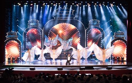 Liveshow "Trăm nhớ ngàn thương": Ca sĩ Ngọc Sơn hát sung, quỳ giữa sân khấu khi tiết mục kết thúc