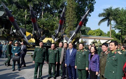 Thủ tướng Nguyễn Xuân Phúc tham quan trưng bày vũ khí và khí tài tại Hội nghị Quân chính toàn quân