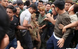 Ảnh: Hàng trăm thanh niên xâu xé, chen lấn cướp manh chiếu tại lễ hội Đúc Bụt