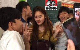 Đứng trên bục giảng, cô giáo bị học sinh bủa vây xung quanh, lén chụp ảnh vì quá xinh đẹp