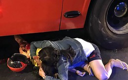 Mẹ hoảng loạn ôm con gái hấp hối dưới gầm xe khách