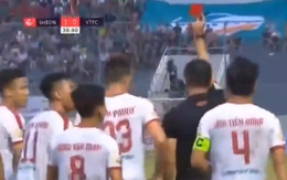 HLV Park Hang-seo dự khán, Quế Ngọc Hải nhận thẻ đỏ sau 39 phút trong màu áo Viettel