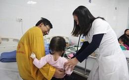 Cảnh báo 3 sai lầm khiến bệnh cúm dễ biến chứng nguy hiểm cha mẹ hay mắc khi chăm sóc con