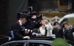 Cận cảnh các phóng viên Triều Tiên tác nghiệp trên đường phố Hà Nội