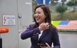 Nụ cười của nữ PV Hàn Quốc gây ấn tượng khi tác nghiệp trước khách sạn JW Marriott Hà Nội