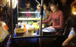 Mưu sinh đêm giao thừa ở phố biển Đà Nẵng: Nhớ nhà nhưng vẫn gắng làm vì thu nhập 'khủng'