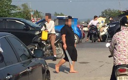 Người đàn ông vác dao ra doạ tài xế liên tục bấm còi, chửi bới vì tắc đường ở Bắc Ninh