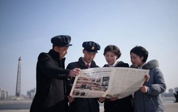 24h qua ảnh: Sinh viên Triều Tiên chăm chú đọc tin tức về hội nghị thượng đỉnh Mỹ-Triều