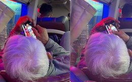 Cụ già bị chụp trộm trên xe khách khi chăm chú nhìn vào màn hình điện thoại, bức ảnh ai cũng tò mò