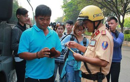 Tài xế ngỡ ngàng vì bị CSGT xử phạt người không thắt dây an toàn ở Sài Gòn