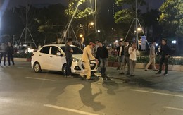 Va chạm giao thông, tài xế ô tô Huyndai lấy "đồ" đâm trọng thương người đi xe máy ở Hà Nội