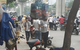 Hàng loạt người xuống xe, dắt bộ ngược chiều trên phố Hà Nội, CSGT nhìn lắc đầu "bó tay"
